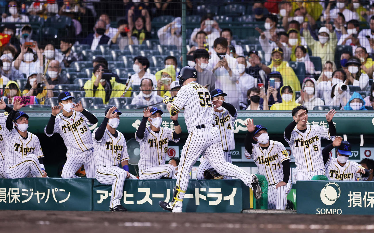 阪神対巨人　3回裏阪神無死満塁、満塁本塁打を放ったサンズ（背番号52）を迎えるナインら（撮影・足立雅史）