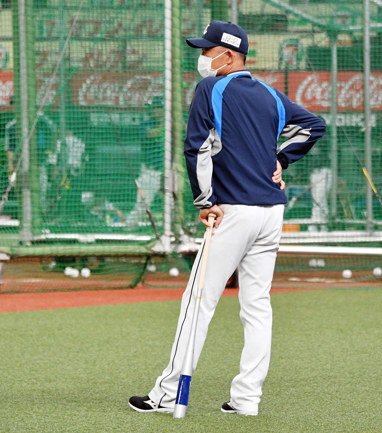 西武対ロッテ　試合前練習を見つめる西武辻監督（撮影・滝沢徹郎）
