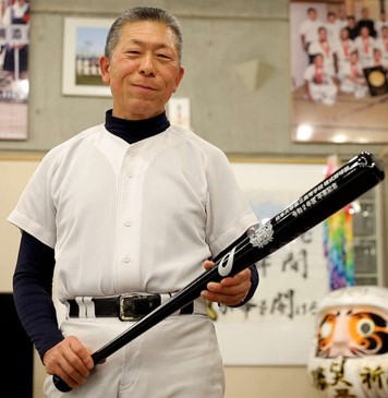 卒業生へ贈るバットを手にする日大三・小倉全由監督＝２０２１年２月24日