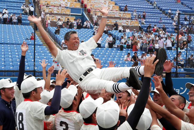 第１００回全国高校野球選手権西東京大会　決勝　日大鶴ケ丘対日大三　５年ぶり17度目の優勝を決め、ナインに胴上げされる日大三・小倉全由監督＝２０１８年７月30日