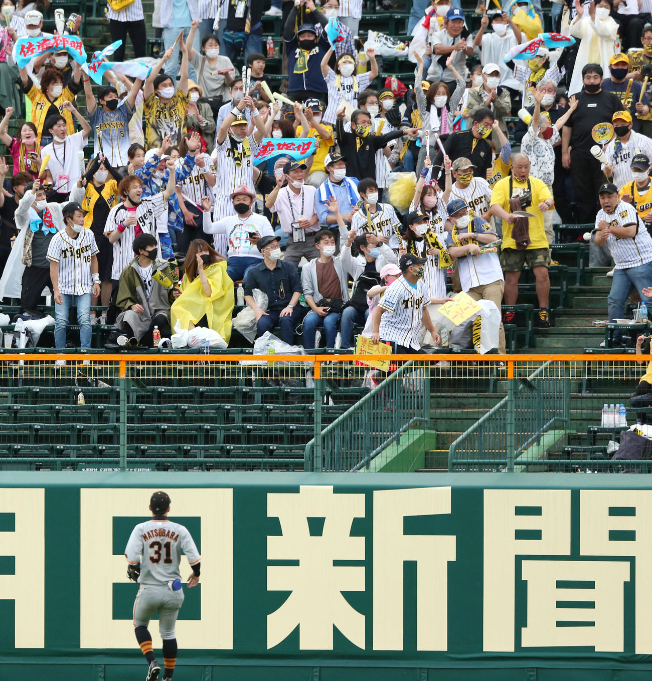 阪神対巨人　6回裏阪神2死、右越え本塁打を放つ佐藤輝明の着弾点（撮影・上山淳一）