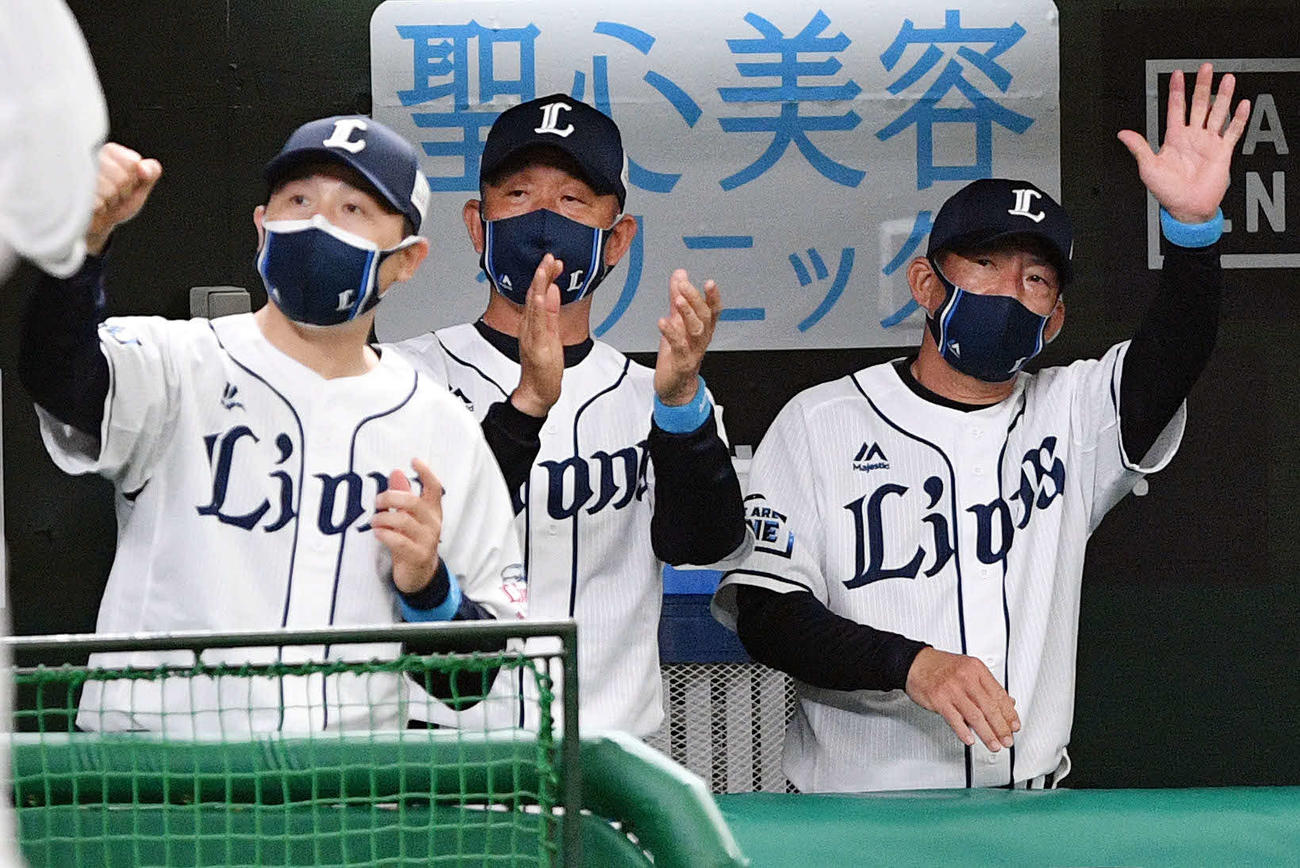 西武対ロッテ　1回裏西武1死三塁、森の先制の中越え2点本塁打に拍手を送る辻監督（中央）（撮影・滝沢徹郎）