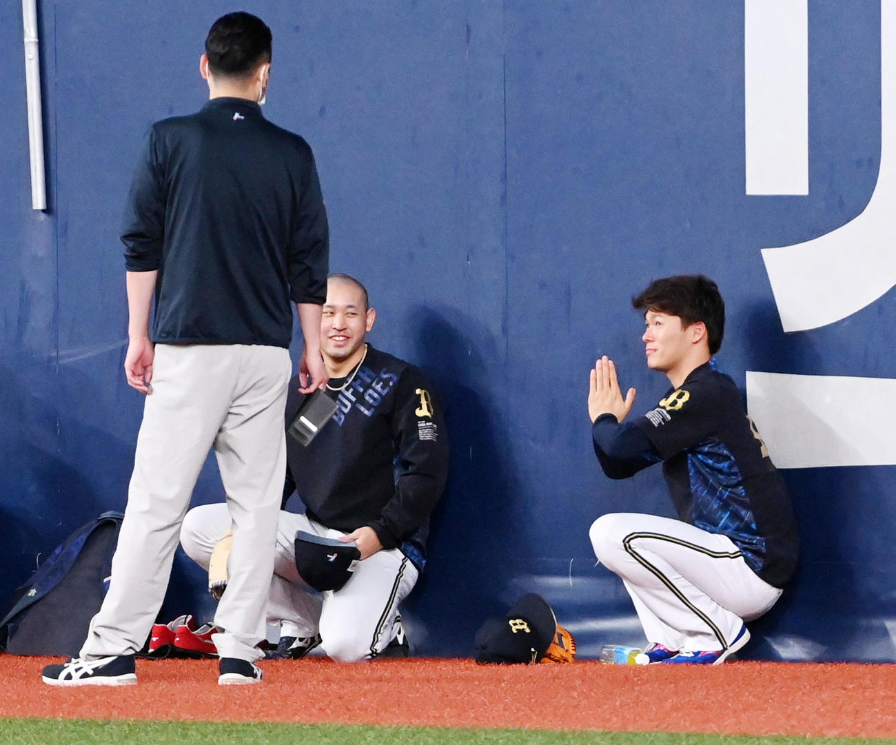 宮城大弥を拝むオリックス山本由伸（2021年6月12日撮影）