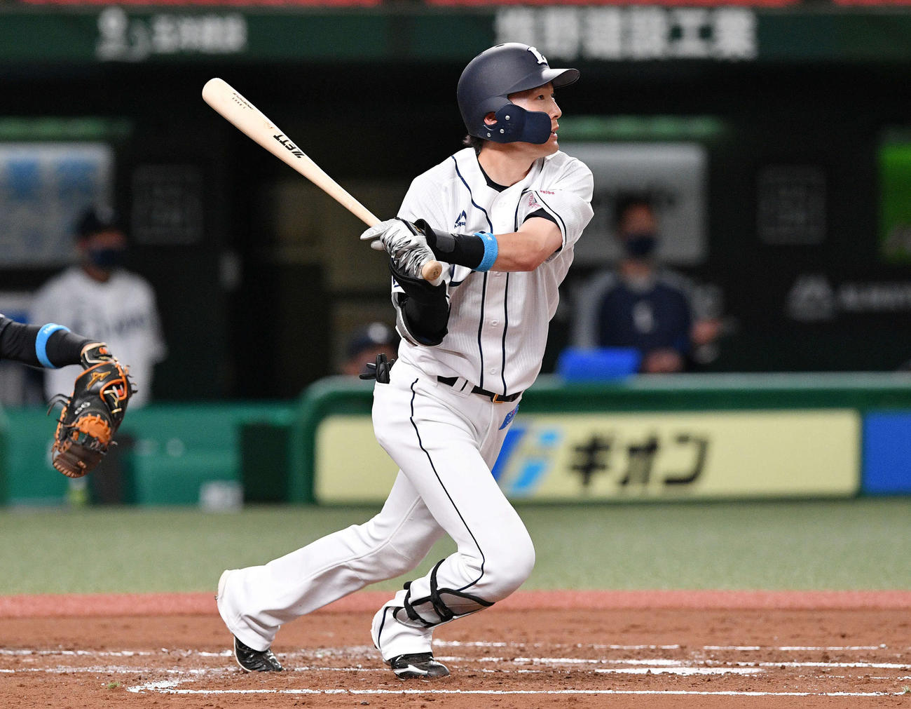 西武対ロッテ　1回裏西武1死、源田は右中間へ三塁打を放つ（撮影・滝沢徹郎）