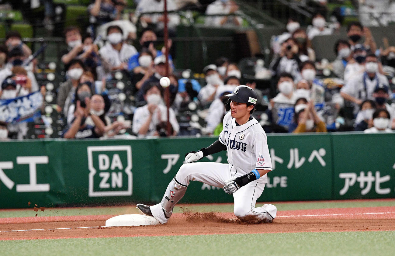 西武対ロッテ　1回裏西武1死、源田は右中間へ安打を放ち三塁へ滑り込む（撮影・滝沢徹郎）