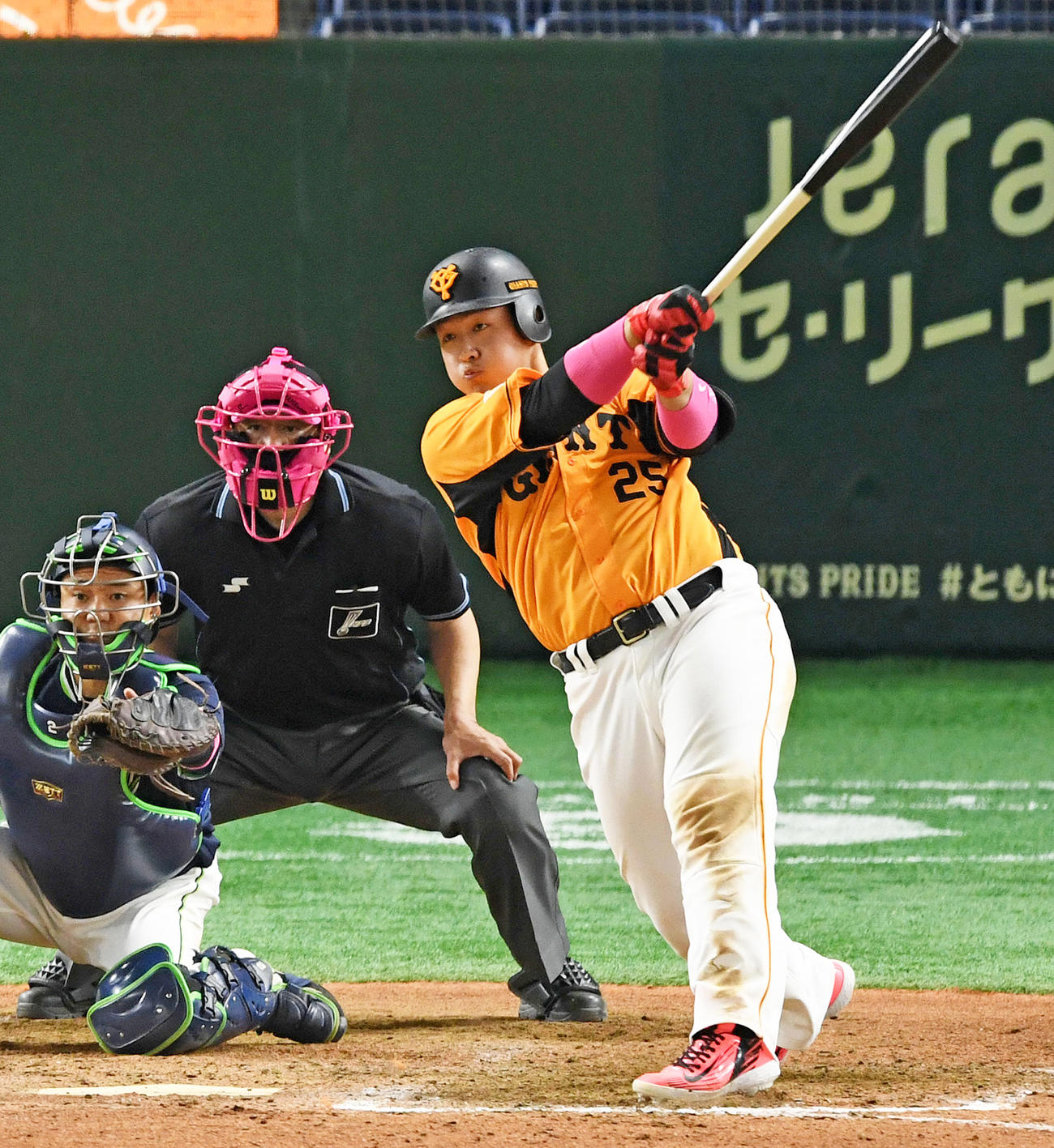 5月9日ヤクルト戦でサヨナラとなる右越え3点本塁打を放つ岡本和真
