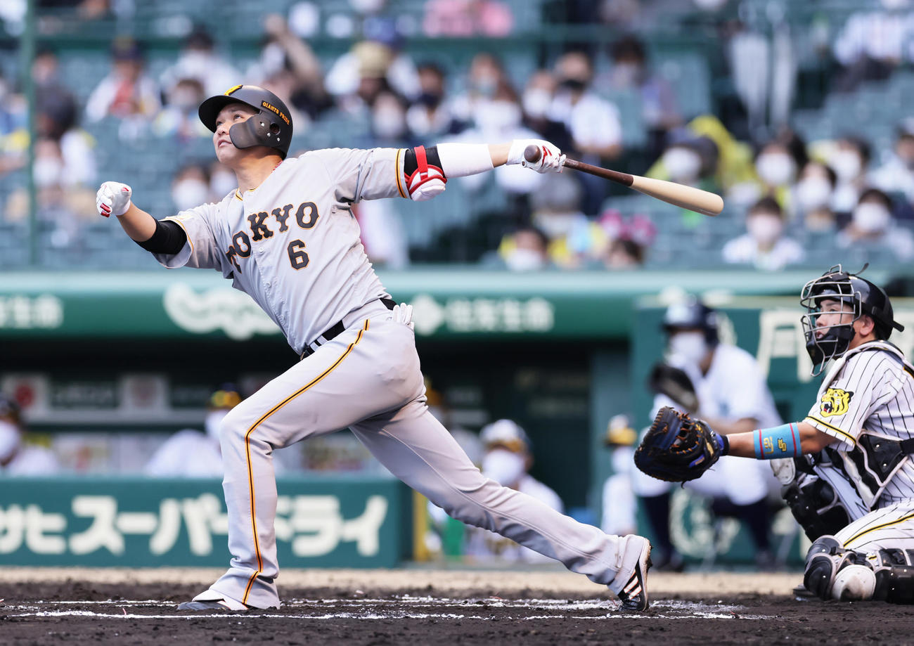阪神対巨人　6回表巨人2死、通算250号本塁打を放つ坂本（撮影・足立雅史）