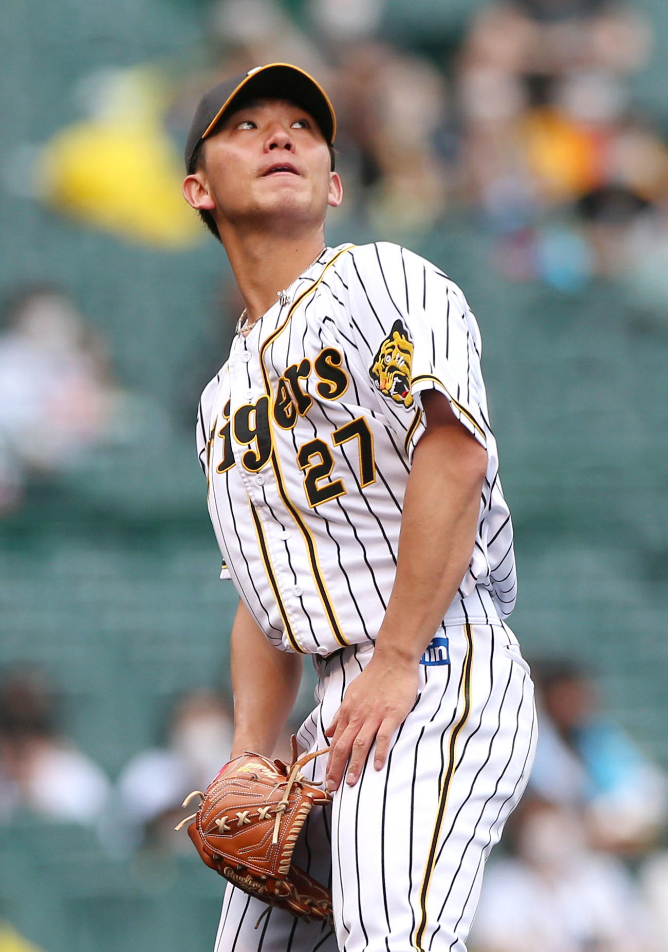 阪神対巨人　4回表巨人2死、伊藤将司は大城卓三の右越え本塁打の打球を見上げる（撮影・上山淳一）