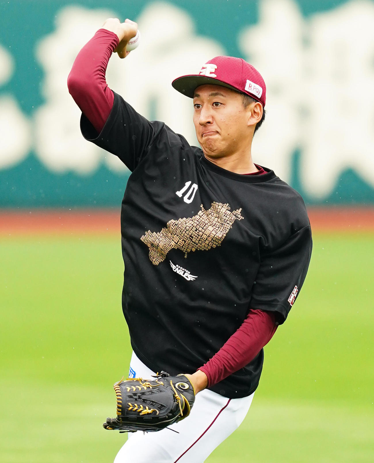 楽天対オリックス　雨で中止となりキャッチボールで調整する楽天高田孝（撮影・菅敏）