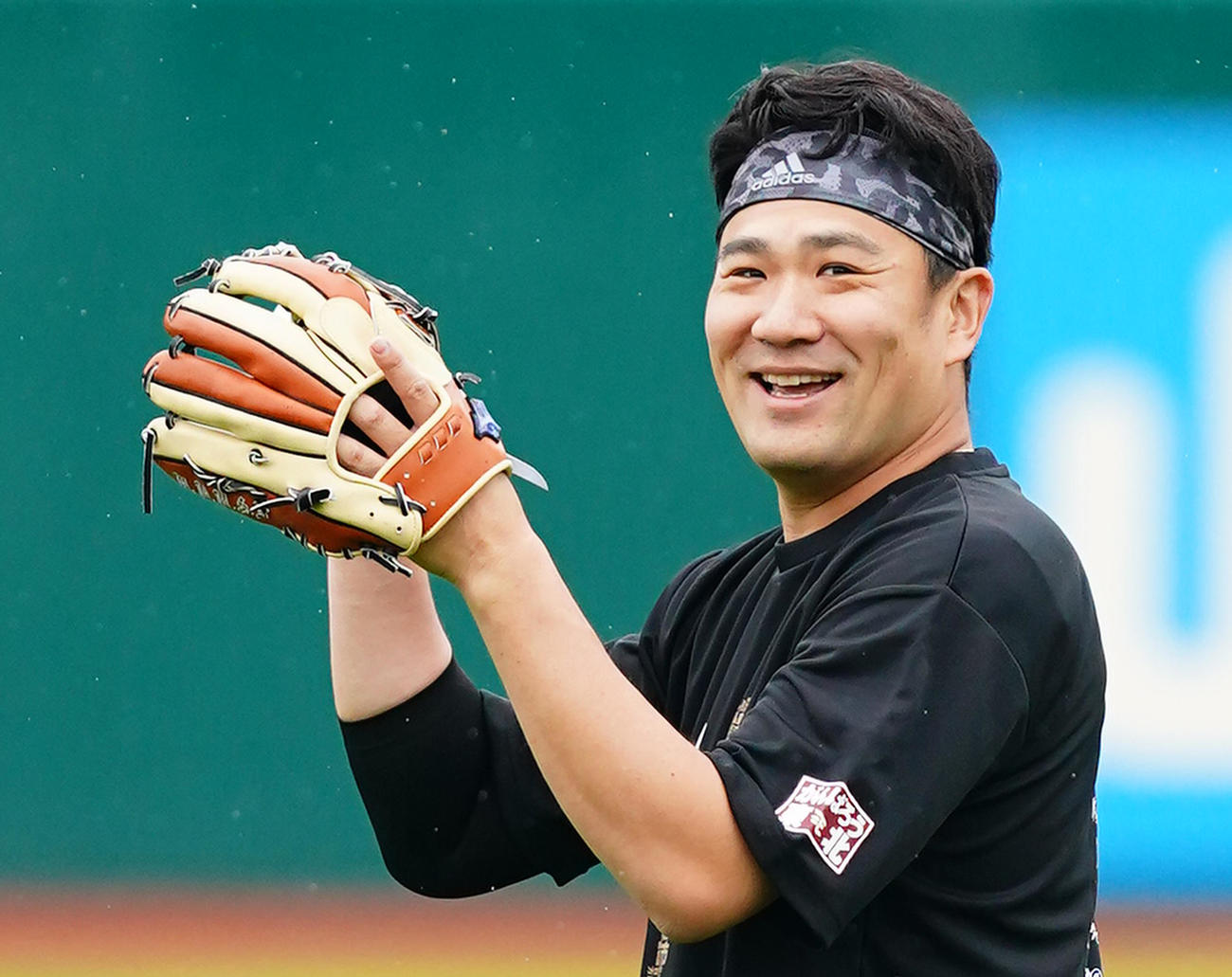 楽天対オリックス　雨で中止となり、キャッチボールで調整する楽天田中将（撮影・菅敏）