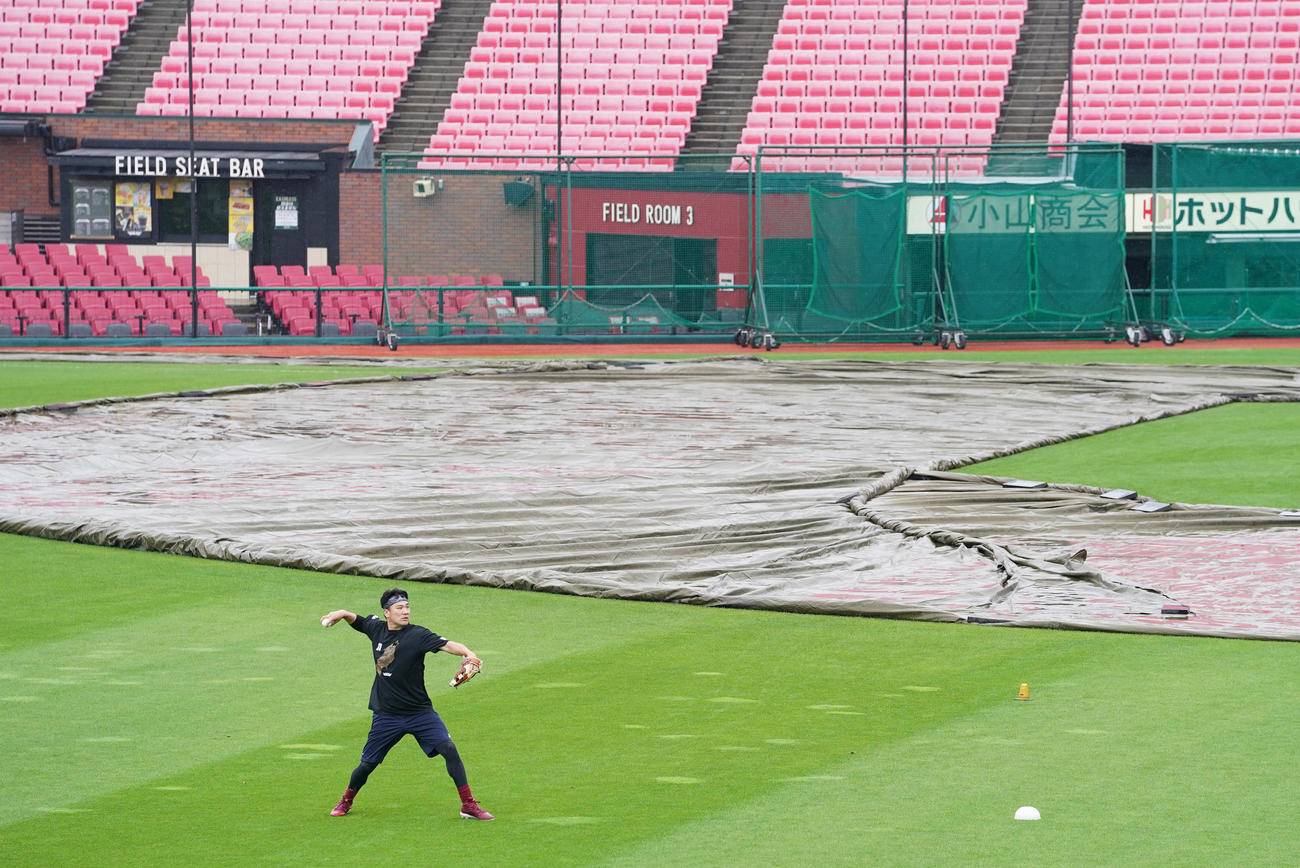 楽天対オリックス　雨で中止となり、キャッチボールで調整する楽天田中将（撮影・菅敏）