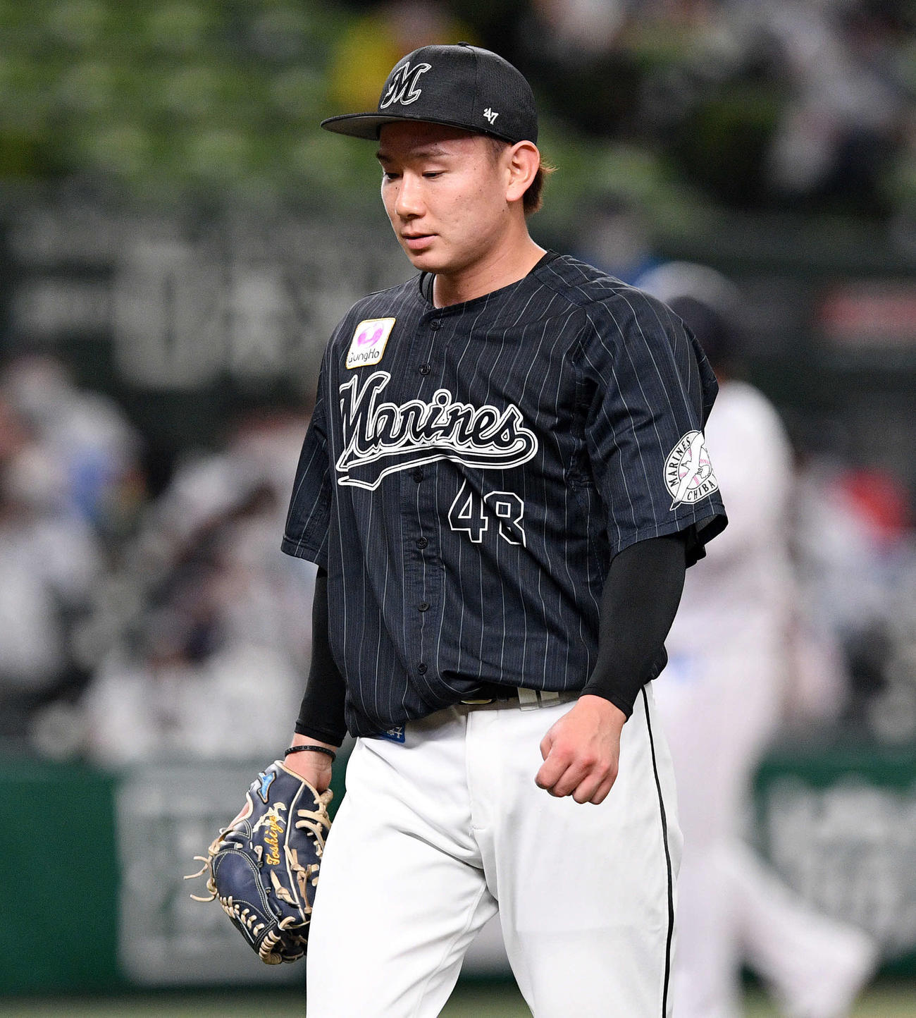 西武対ロッテ　1回、6失点しさえない表情で引き揚げるロッテ中村稔（撮影・滝沢徹郎）