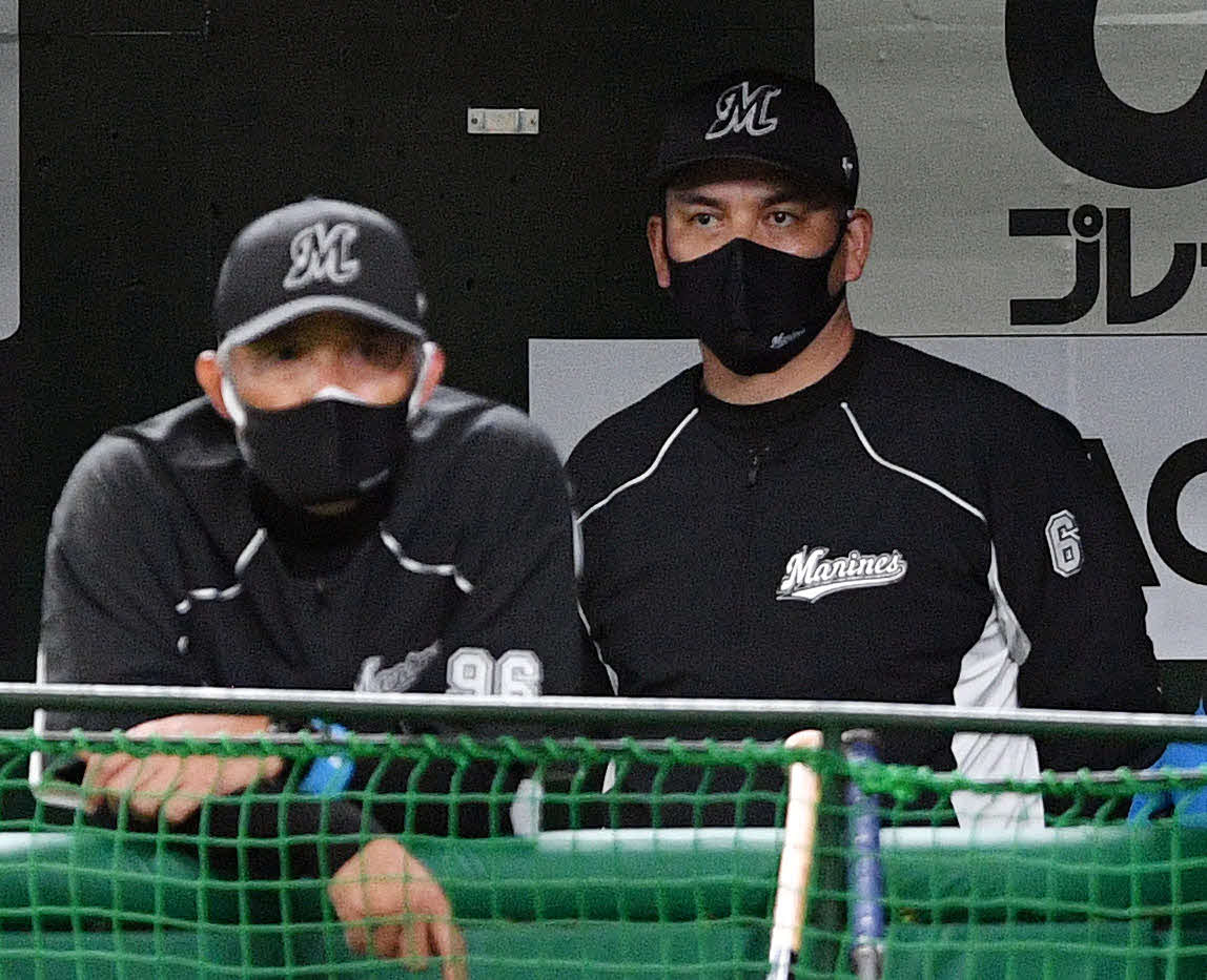 西武対ロッテ　戦況を見つめるロッテ井口監督（右）（撮影・滝沢徹郎）