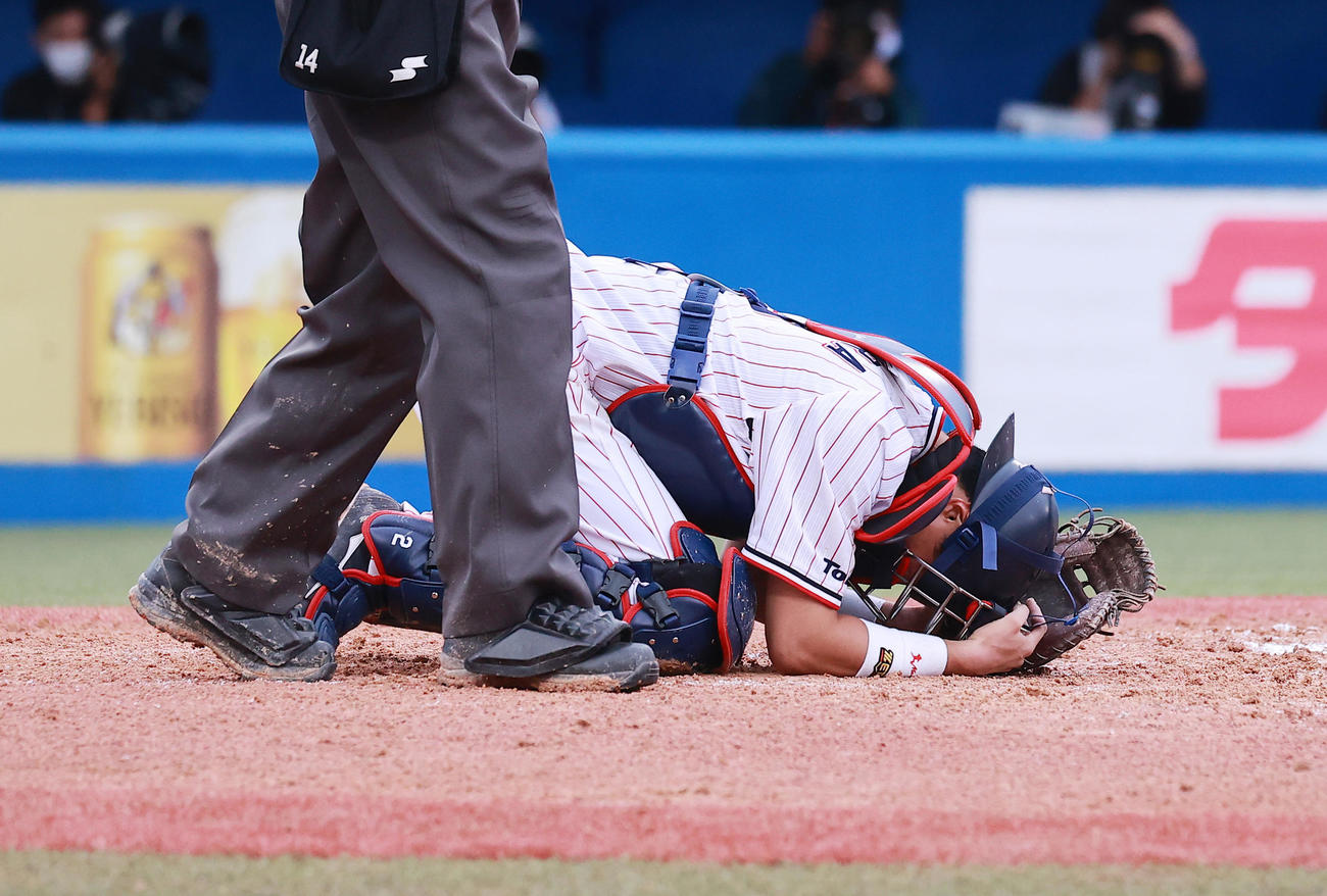 ヤクルト対中日　8回表中日無死二塁、福田の打球を受けうずくまる中村（撮影・野上伸悟）