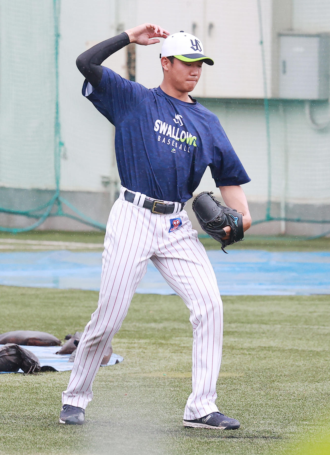 フォームを確認するヤクルト奥川（撮影・野上伸悟）