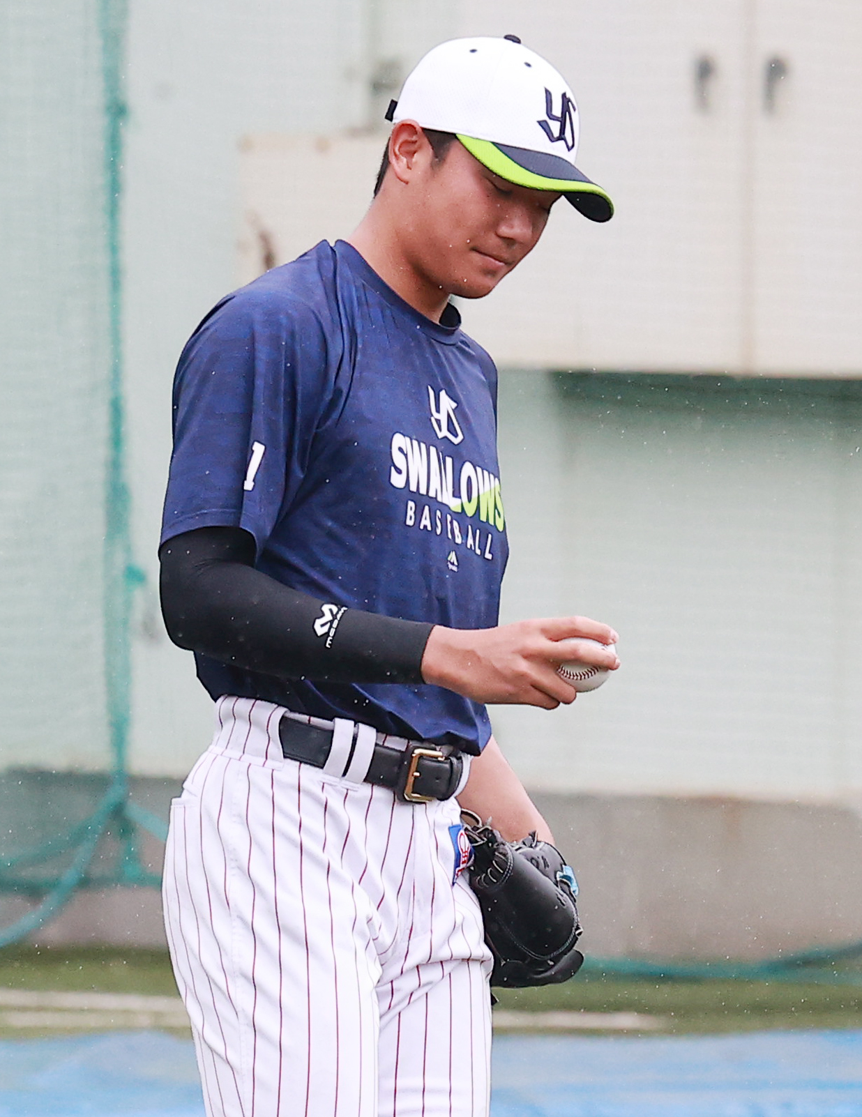 キャッチボール中にボールの握りを確認するヤクルト奥川（撮影・野上伸悟）