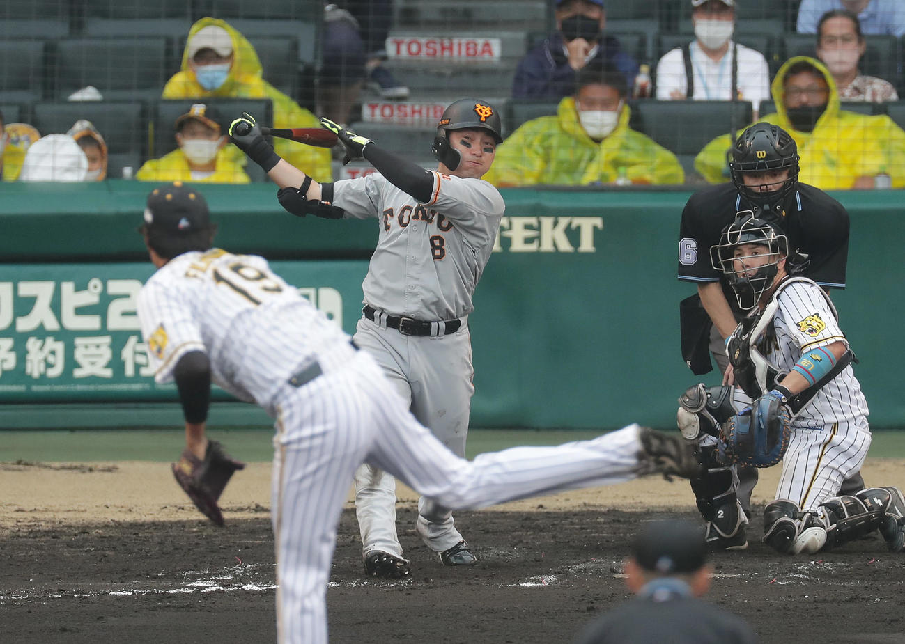 阪神対巨人　8回表巨人1死一塁、中越え2点本塁打を放つ丸。投手藤浪（撮影・前田充）