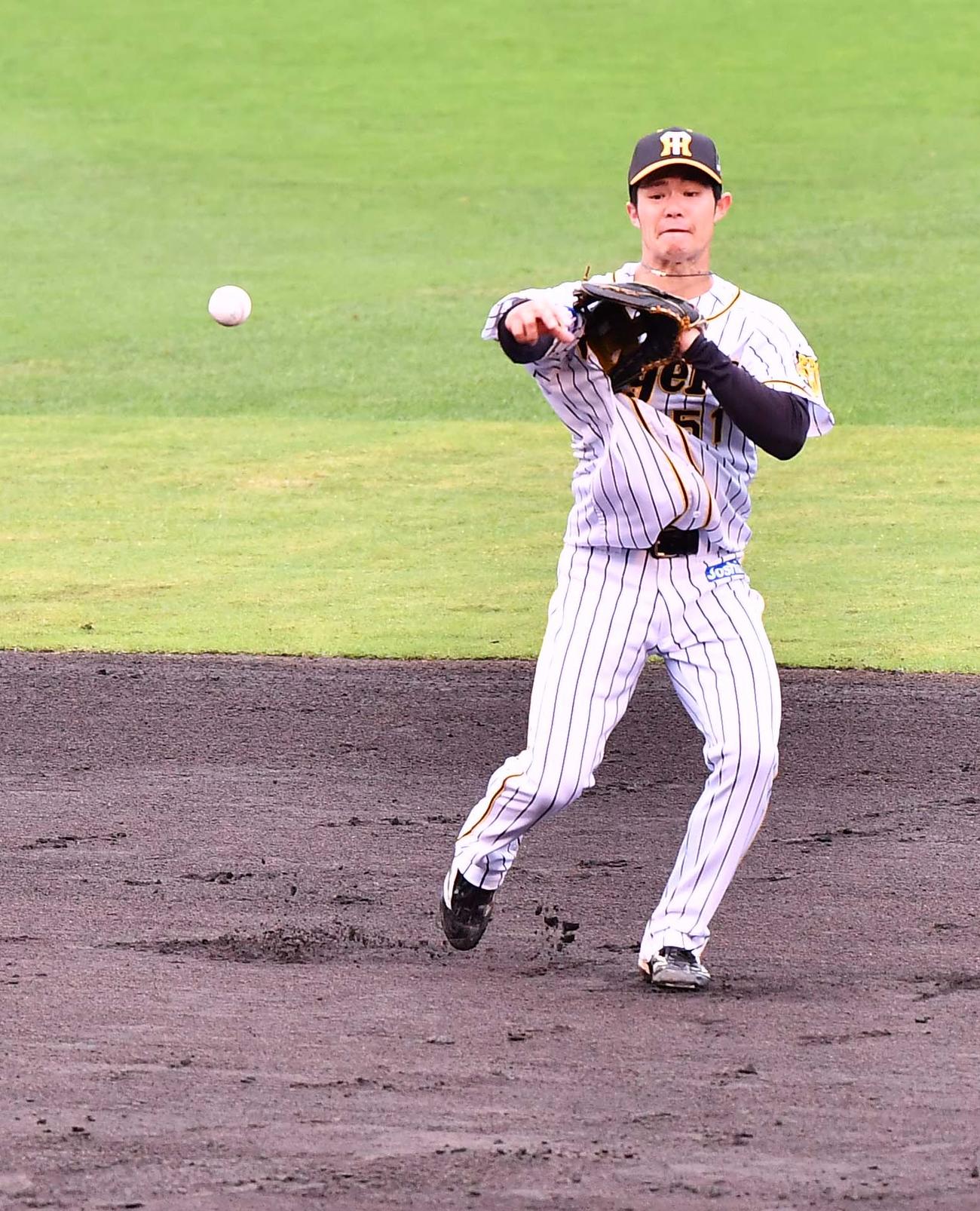 阪神対巨人　4回表巨人2死、北村拓己の遊ゴロを軽快にさばく中野（撮影・上田博志）