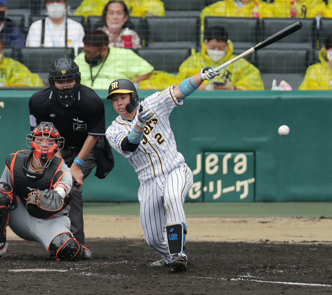 阪神対巨人　2回裏阪神1死、左翼線に二塁打を放つ梅野（撮影・前田充）