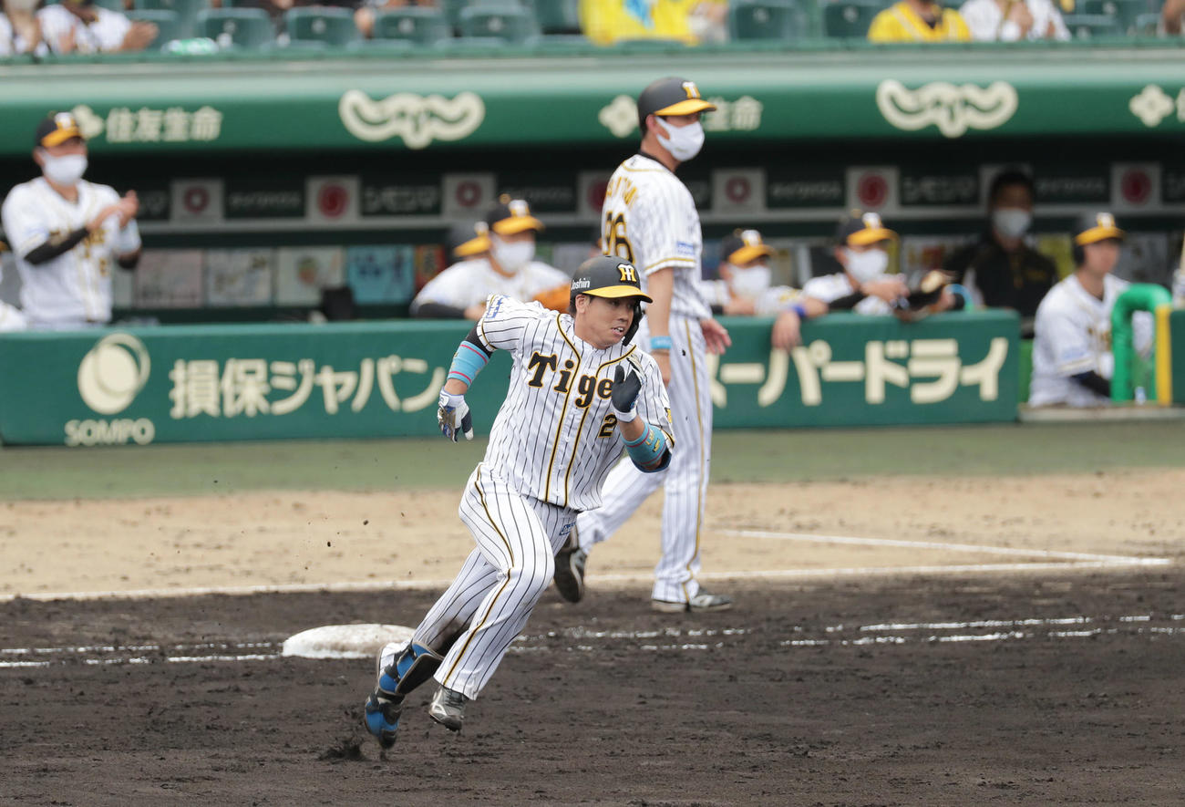阪神対巨人　5回裏阪神無死、左翼線に二塁打を放ち、二塁へ向かう梅野（撮影・前田充）