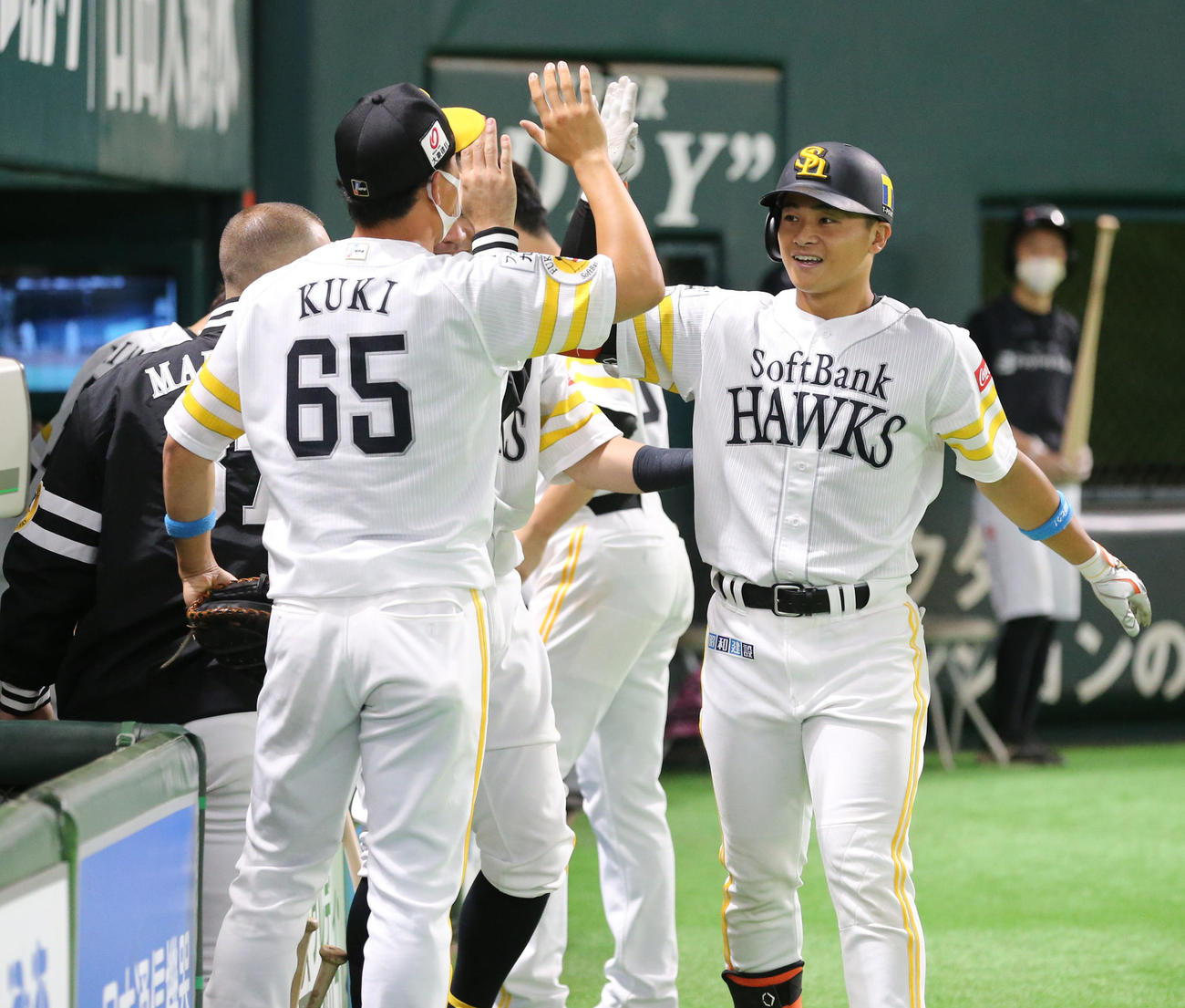 ソフトバンク対日本ハム　5回裏ソフトバンク無死、谷川原は右越えに先制本塁打を放ちベンチのナインとハイタッチ（撮影・梅根麻紀）
