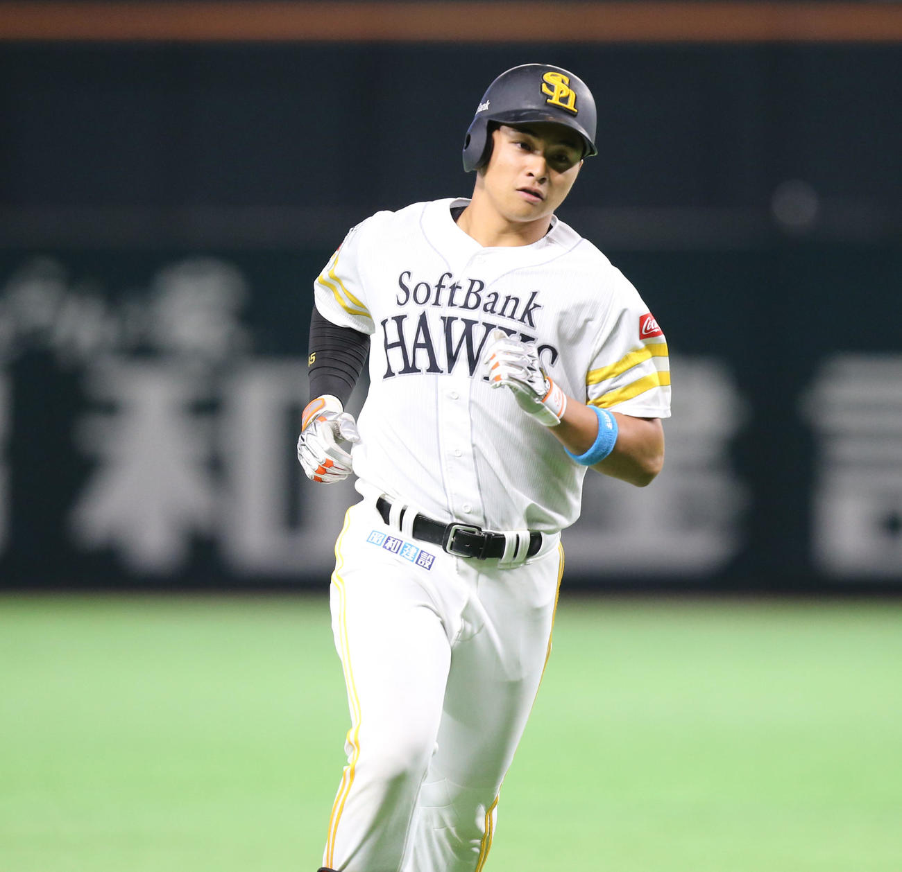 ソフトバンク対日本ハム　5回裏ソフトバンク無死、谷川原は右越えの先制本塁打を放つ（撮影・屋方直哉）