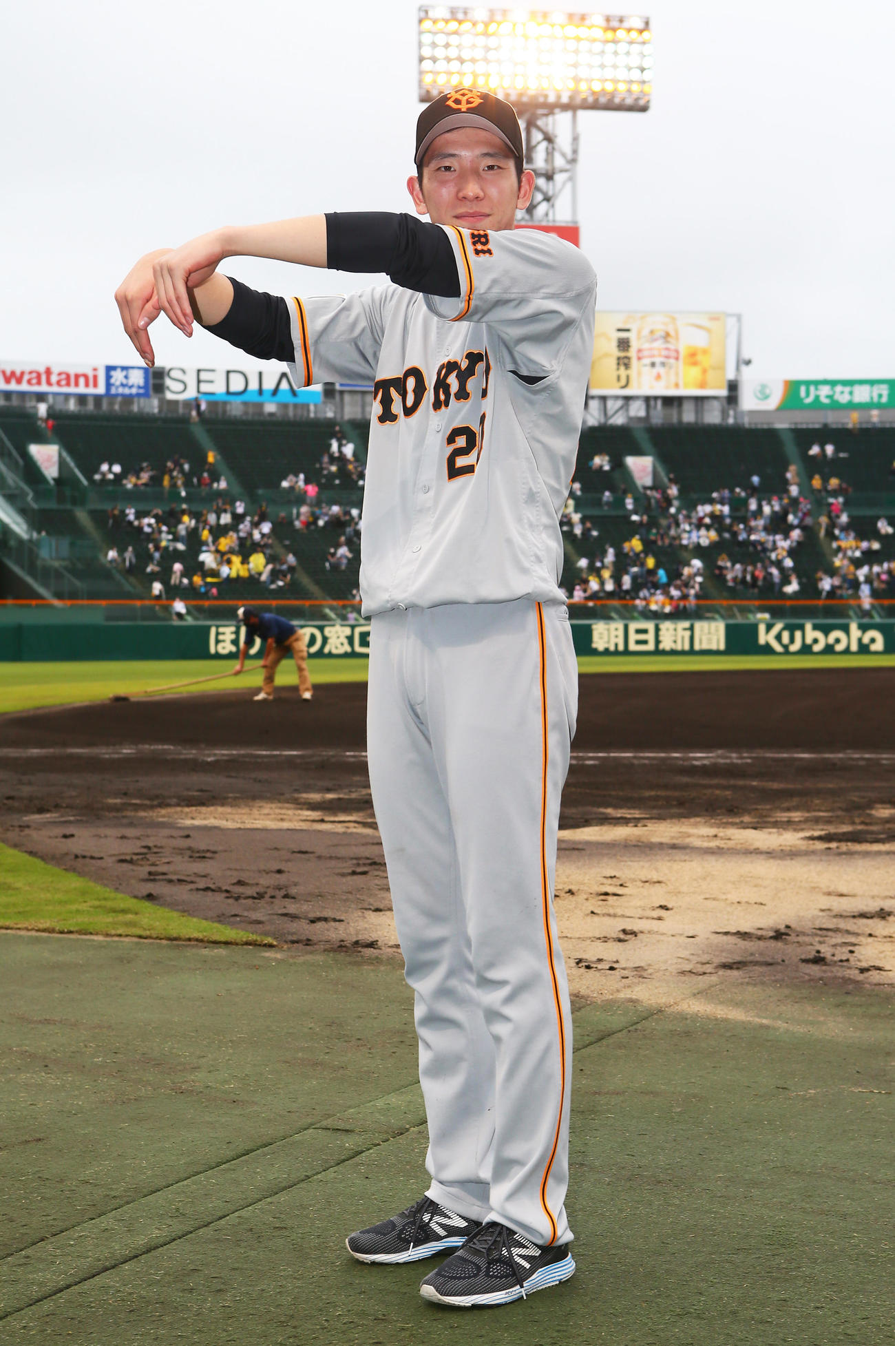 阪神対巨人　7回2失点で7勝目を挙げた巨人戸郷は人文字でポーズを決める（撮影・足立雅史）