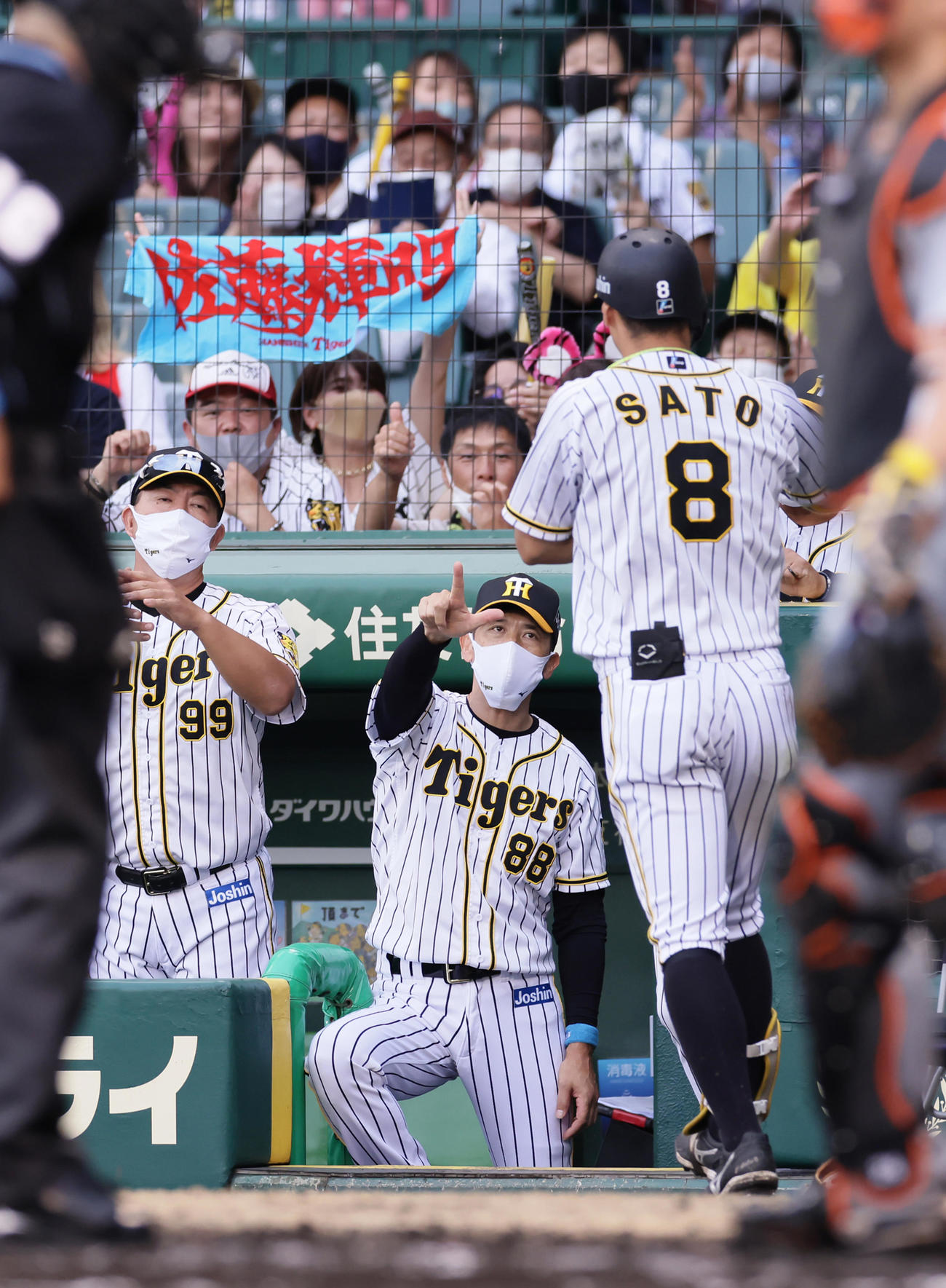 阪神対巨人　6回裏阪神2死、右中間へ本塁打を放った佐藤輝（右）を迎える矢野監督（中央）（撮影・足立雅史）