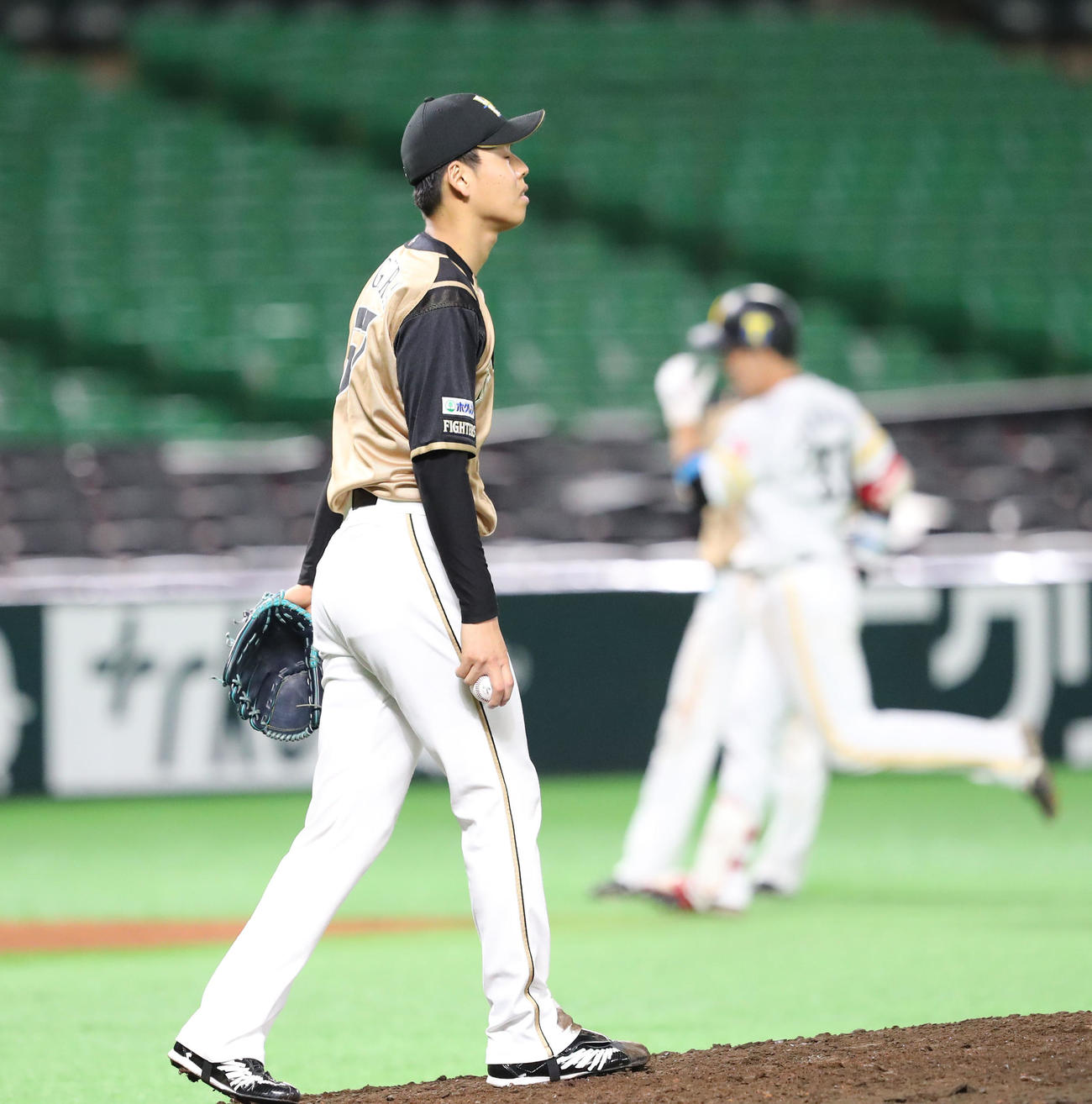 ソフトバンク対日本ハム　9回裏ソフトバンク2死、栗原陵矢に右越え同点本塁打を浴びる杉浦稔大（撮影・梅根麻紀）