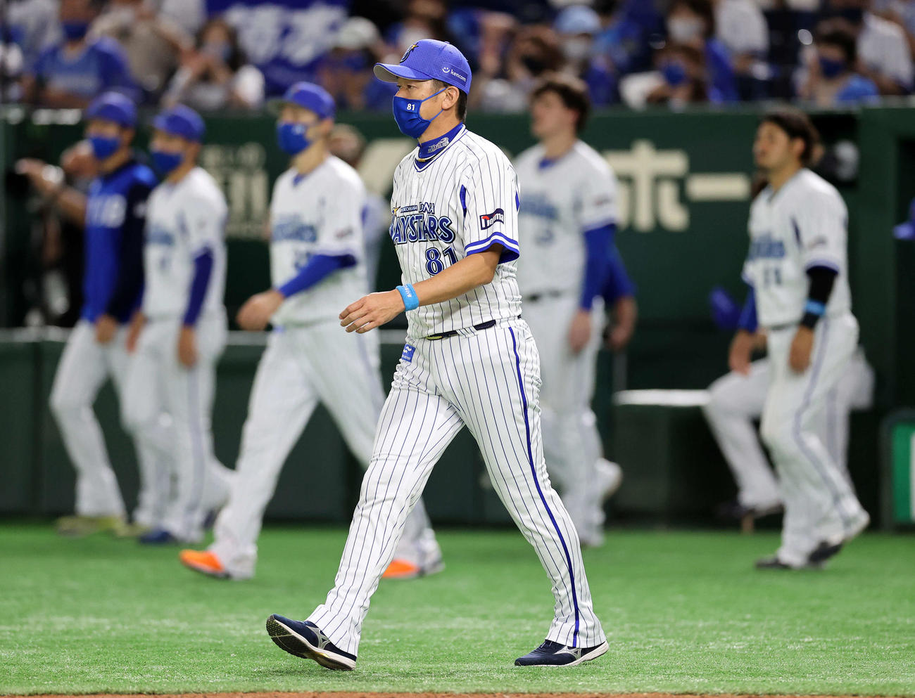 DeNA対広島　敗戦しファンにあいさつに向かうDeNA三浦監督（撮影・鈴木正人）