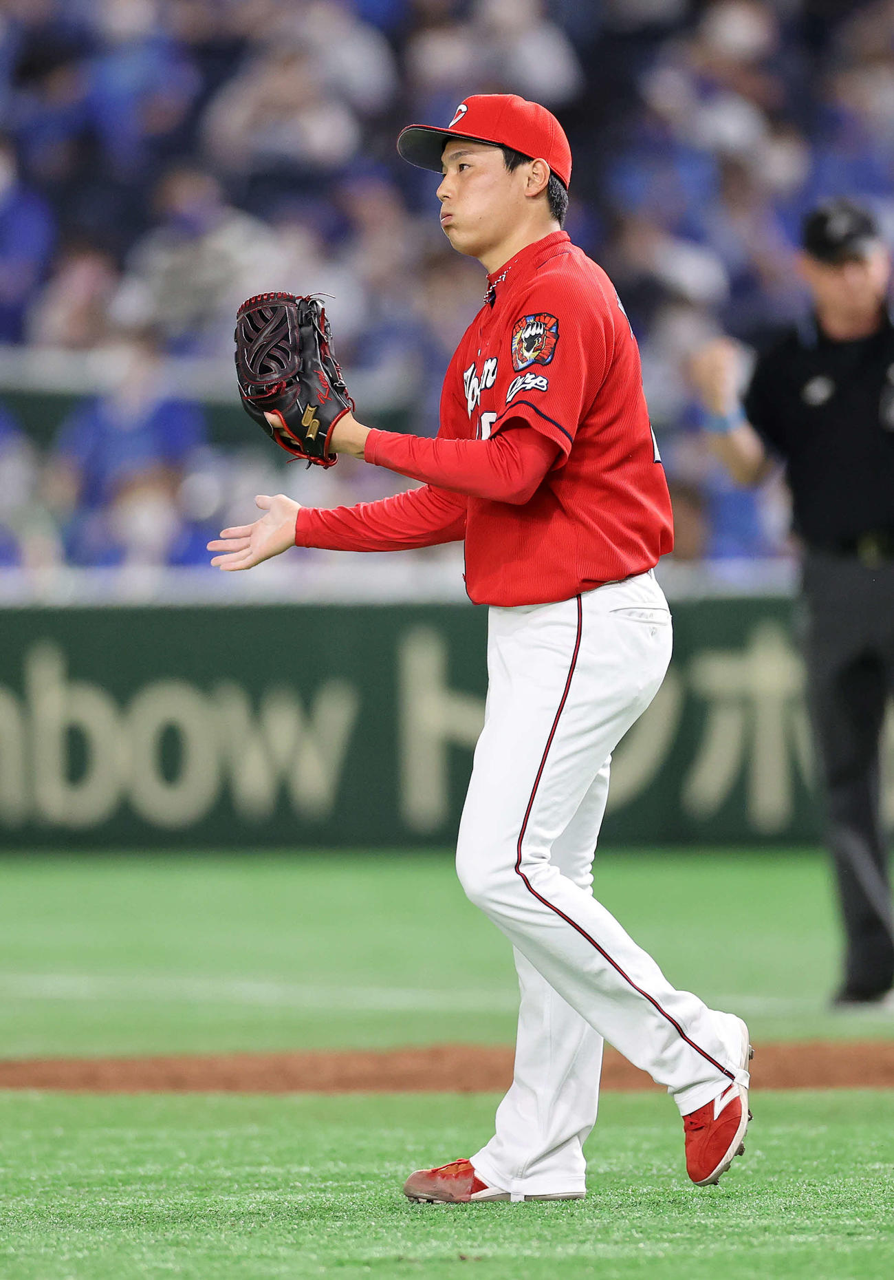 DeNA対広島　勝利し手をたたく広島栗林（撮影・鈴木正人）
