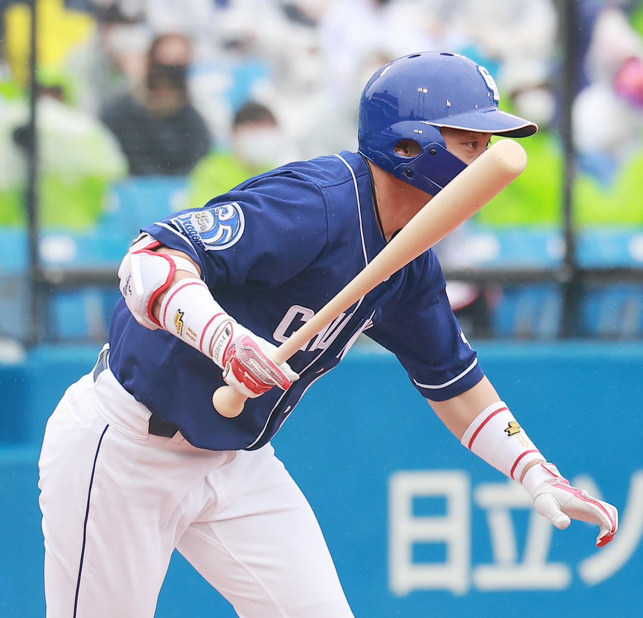 ヤクルト対中日　4回表中日2死一、三塁、右2点適時三塁打を放つ大島（撮影・野上伸悟）
