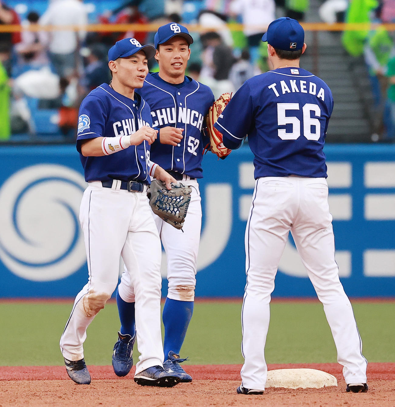 ヤクルト対中日　勝利を喜び合う左から中日大島、加藤翔、武田（撮影・野上伸悟）