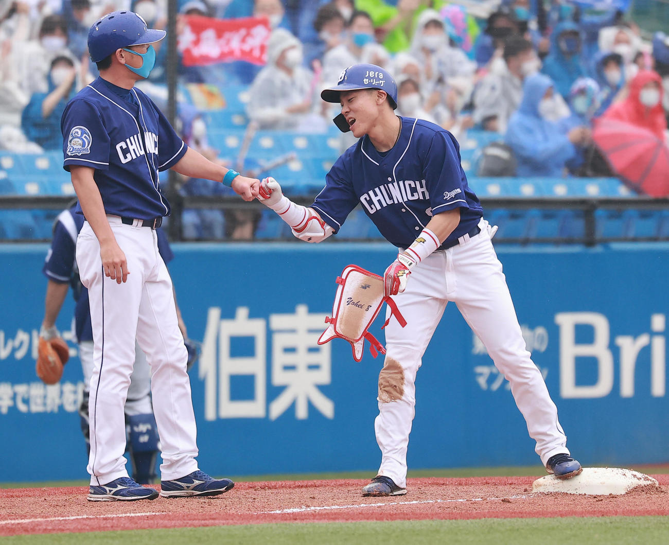 ヤクルト対中日　4回表中日2死一、三塁、右2点適時三塁打を放つ大島（撮影・野上伸悟）