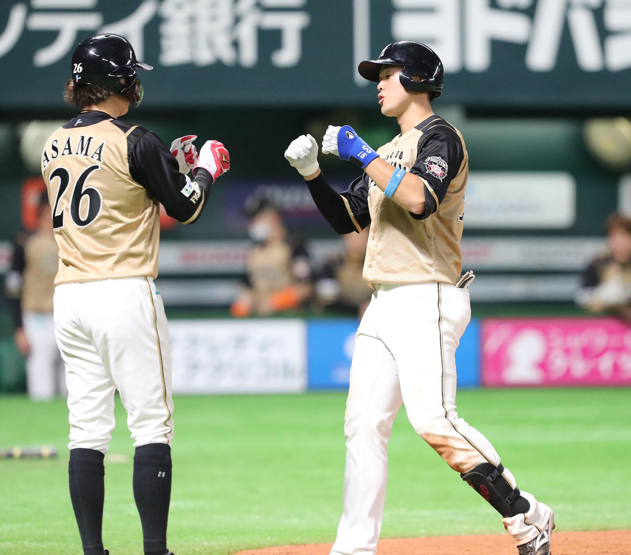 ソフトバンク対日本ハム　7回表日本ハム1死一、二塁、高浜は左中間に3点本塁打を放つ（撮影・梅根麻紀）