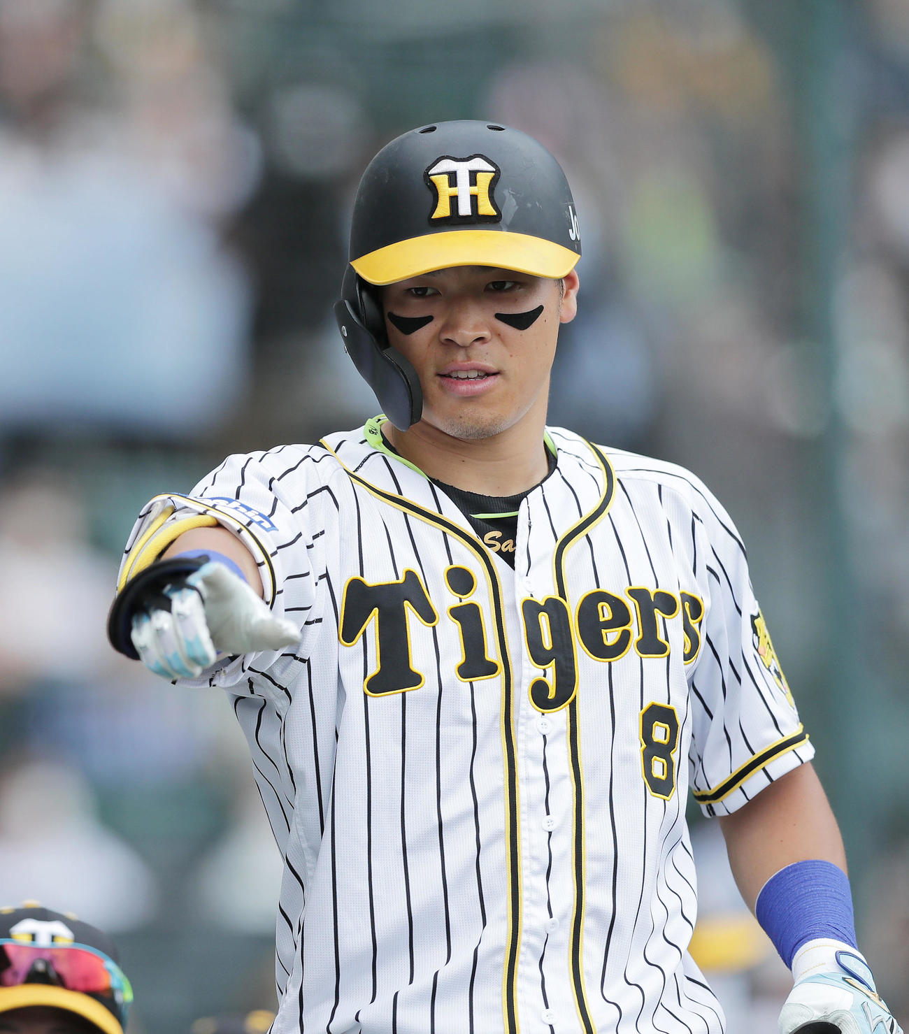 阪神対巨人　6回裏阪神2死、左越え本塁打を放ち「Zポーズ」を決める佐藤輝（撮影・前田充）