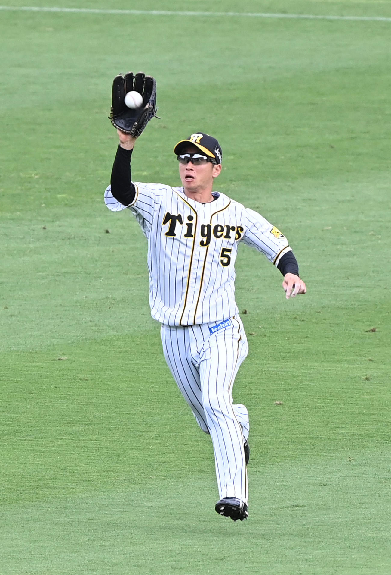 阪神対巨人　7回表巨人1死一、二塁、石川の中飛を捕球する近本（撮影・前岡正明）