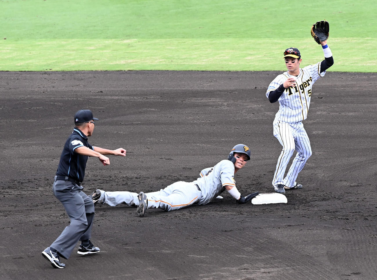 阪神対巨人　7回表巨人1死一、二塁、石川の中飛で飛び出した大城アウト。野手中野（撮影・前岡正明）