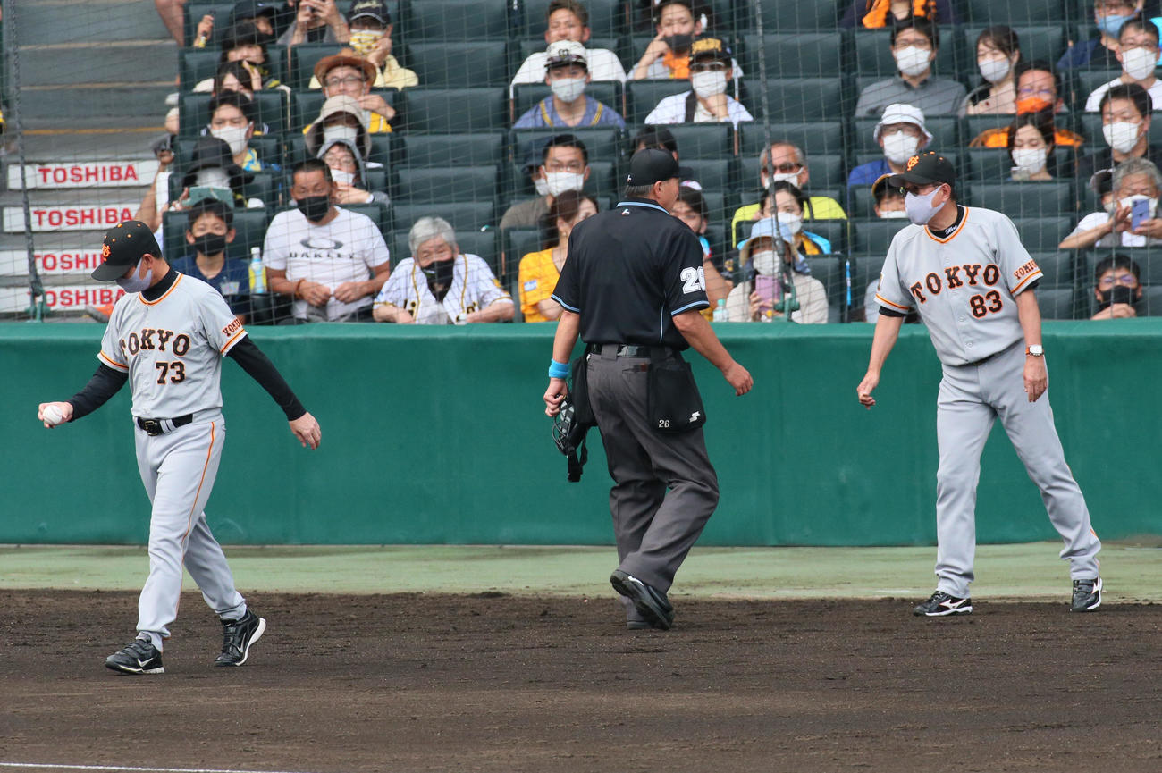 阪神対巨人　7回裏阪神2死一、二塁、高梨の交代が認めらる原監督（右）（撮影・上山淳一）
