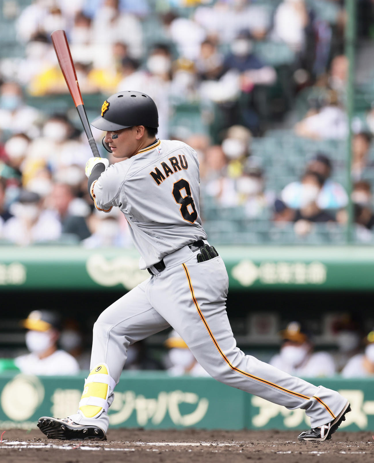 阪神対巨人　4回表巨人2死、右前打を放つ丸（撮影・足立雅史）