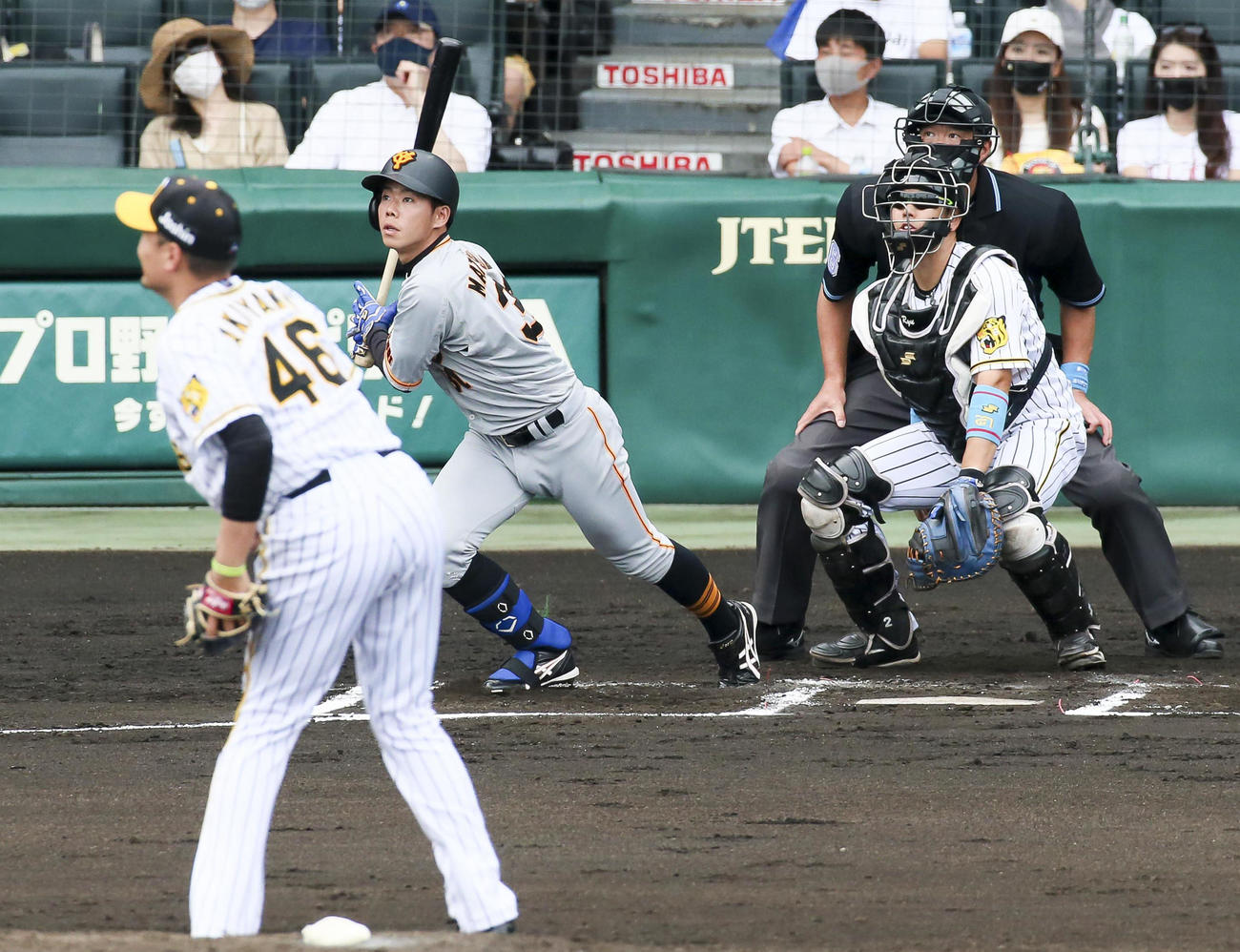 阪神対巨人　6回表巨人1死一塁、松原は先制の右越え2点本塁打を放つ（撮影・上山淳一）