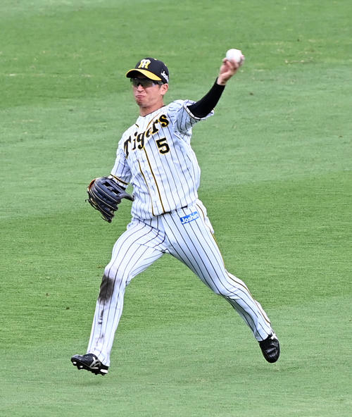 阪神対巨人　7回表巨人1死一、二塁、石川の中飛を捕球した近本は二塁に送球（撮影・前岡正明）