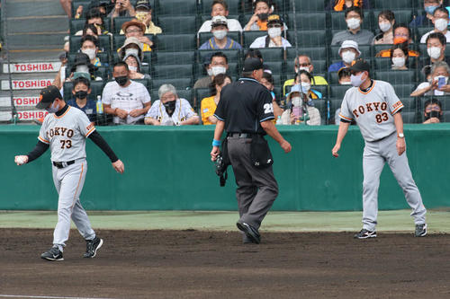 阪神対巨人　7回裏阪神2死一、二塁、高梨の交代が認めらる原監督（右）（撮影・上山淳一）