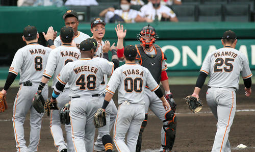 阪神対巨人　阪神に勝利し、タッチを交わす巨人ナイン（撮影・上山淳一）