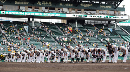 阪神対巨人　巨人に敗れ観客にあいさつする阪神ナイン（撮影・前田充）