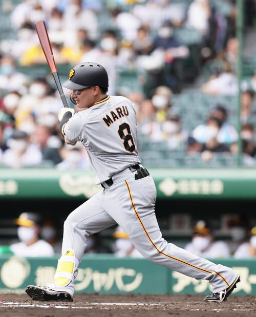 阪神対巨人　4回表巨人2死、右前打を放つ丸（撮影・足立雅史）