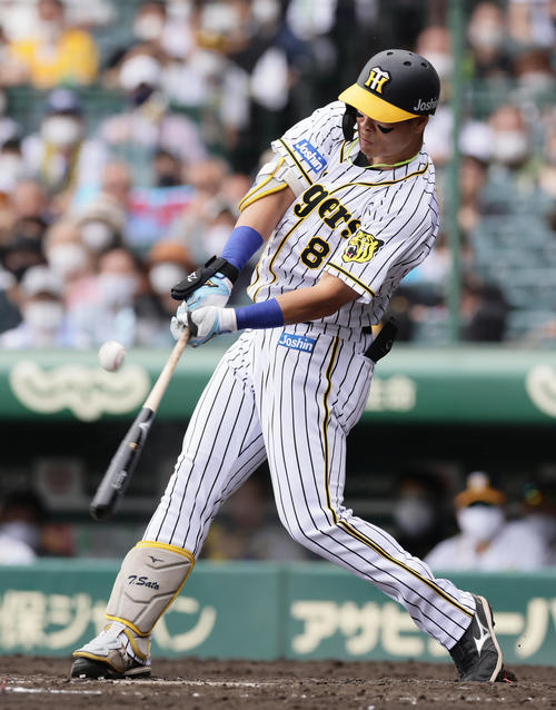 阪神対巨人　4回裏阪神1死一塁、左前打を放つ佐藤輝（撮影・足立雅史）