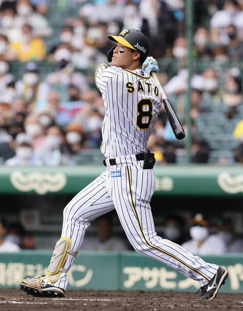 阪神対巨人　4回裏阪神1死一塁、左前打を放つ佐藤輝（撮影・足立雅史）
