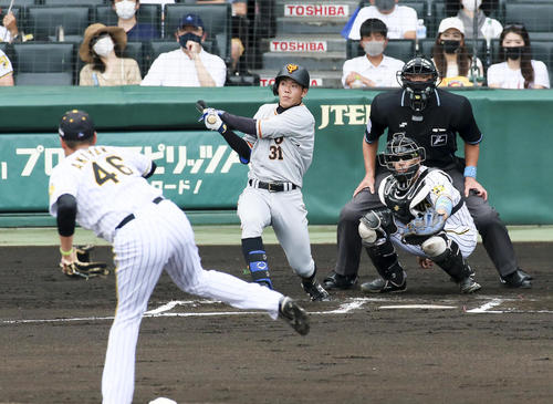 阪神対巨人　6回表巨人1死一塁、松原は先制の右越え2点本塁打を放つ（撮影・上山淳一）