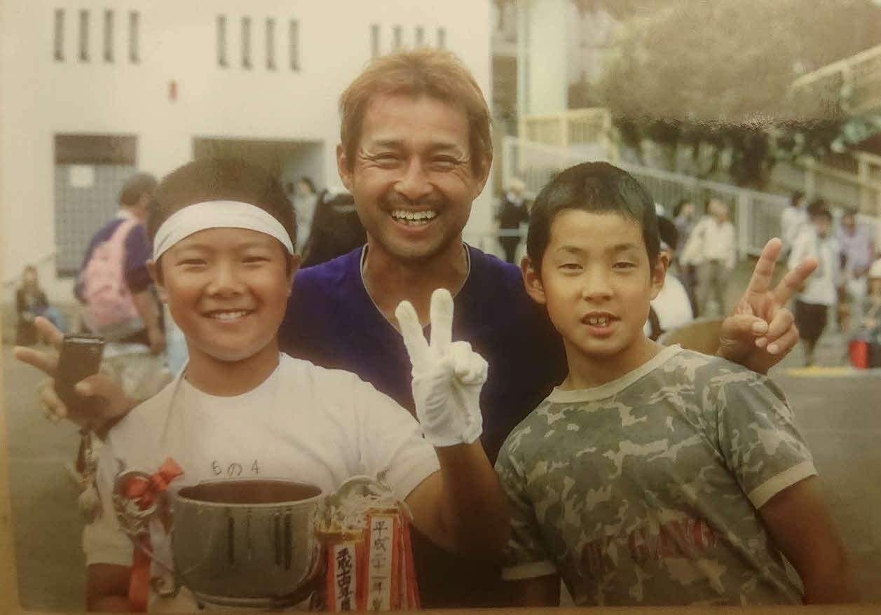 少年時代の巨人大江（右）と父広志さん